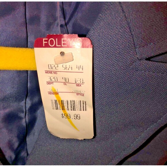 Tahari Grey Jacket Blazer Lapel 2 Buttons No Pockets Size 4 NWT - Picture 3 of 3